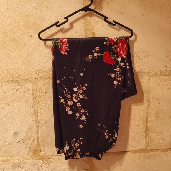 Satin pyjamas, size 16-18, 3/4 sleeves and full length straight legs - Picture 2 of 3